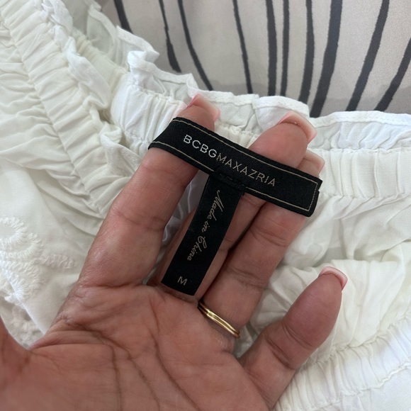 💰PRICE ⬇️ 
 BCBGMAXAZRIA • White Eyelet/ Off or On The Shoulders Top • sz Med - Picture 4 of 12